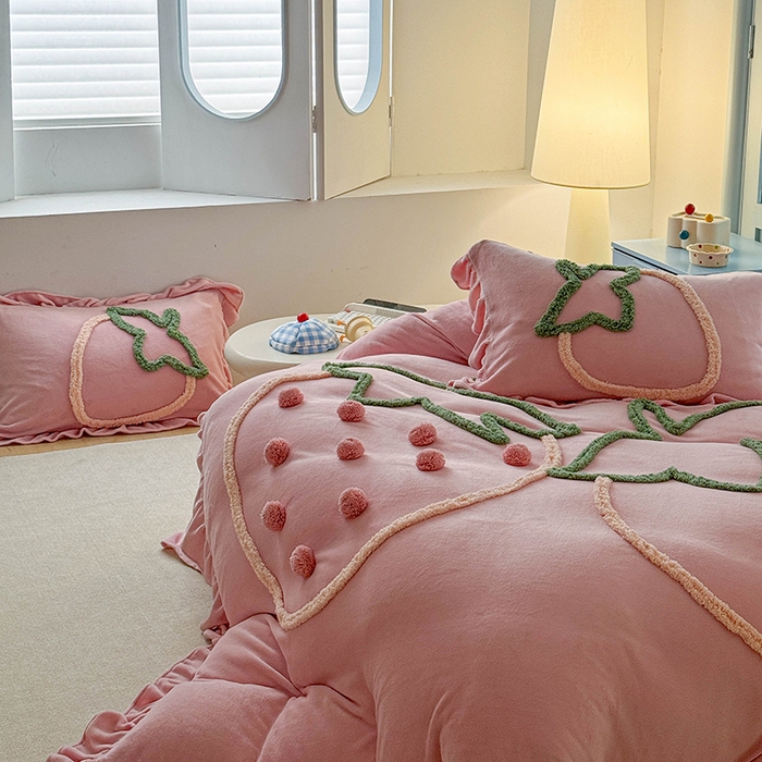 91家纺网 家纺一手货源 找家纺 缘生活 2025新款牛奶绒-簇绒绣草莓四件套 簇绒绣草莓-粉色