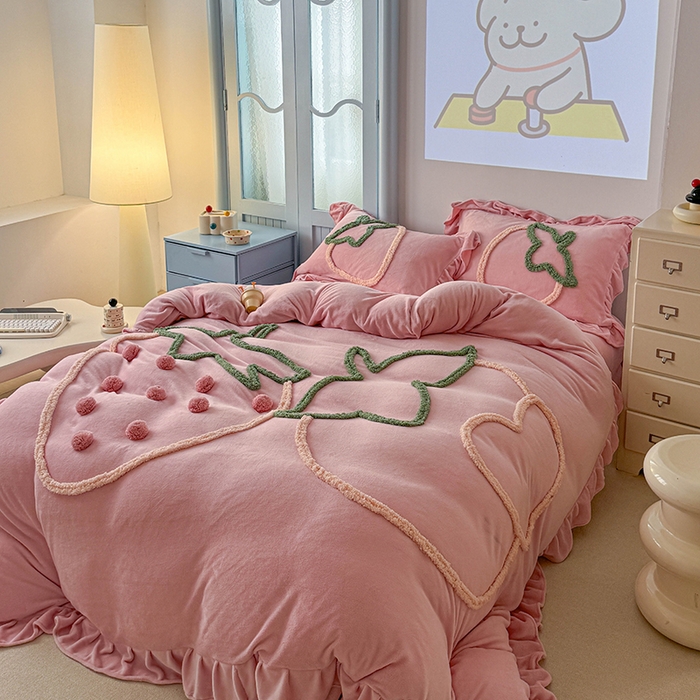91家纺网 家纺一手货源 找家纺 缘生活 2025新款牛奶绒-簇绒绣草莓四件套 簇绒绣草莓-粉色