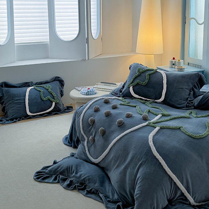 91家纺网 家纺一手货源 找家纺 缘生活 2025新款牛奶绒-簇绒绣草莓四件套 簇绒绣草莓-蓝色
