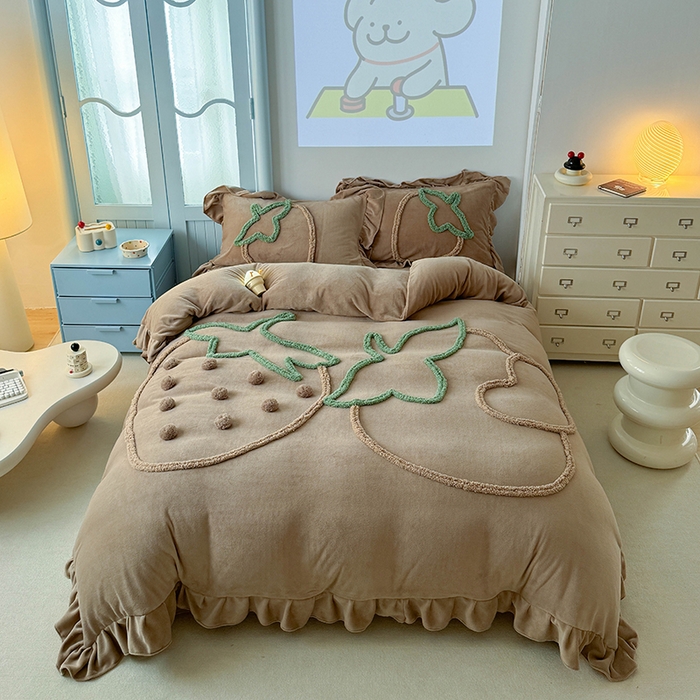 91家纺网 家纺一手货源 找家纺 缘生活 2025新款牛奶绒-簇绒绣草莓四件套 簇绒绣草莓-深咖