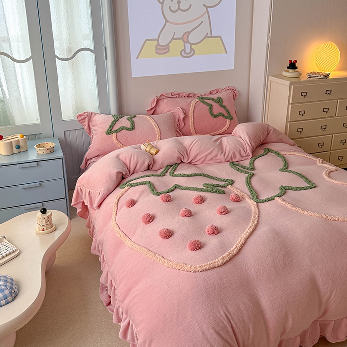 91家纺网 家纺一手货源 找家纺 缘生活 2025新款牛奶绒-簇绒绣草莓四件套 簇绒绣草莓-粉色