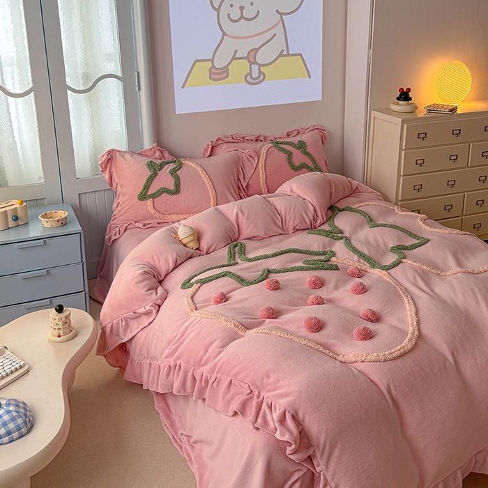 91家纺网 家纺一手货源 找家纺 缘生活 2025新款牛奶绒-簇绒绣草莓四件套 簇绒绣草莓-粉色