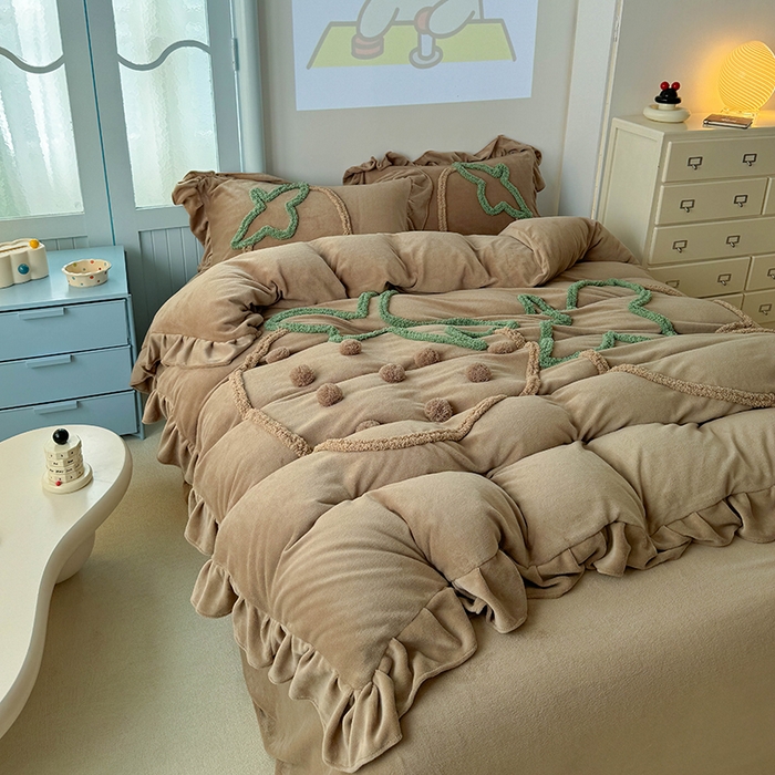 91家纺网 家纺一手货源 找家纺 缘生活 2025新款牛奶绒-簇绒绣草莓四件套 簇绒绣草莓-深咖