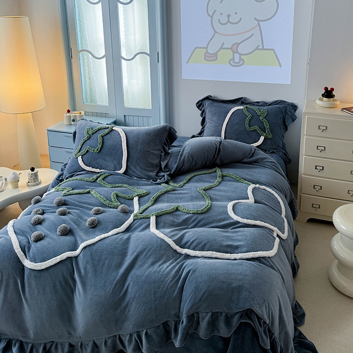 91家纺网 家纺一手货源 找家纺 缘生活 2025新款牛奶绒-簇绒绣草莓四件套 簇绒绣草莓-蓝色