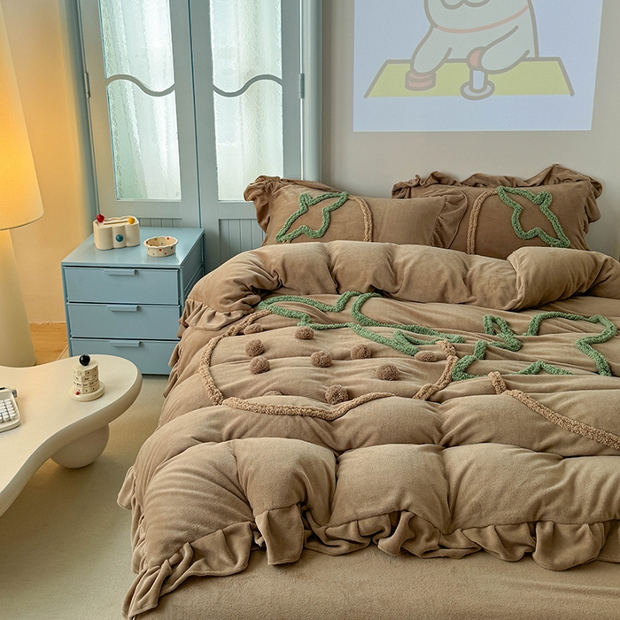 91家纺网 家纺一手货源 找家纺 缘生活 2025新款牛奶绒-簇绒绣草莓四件套 簇绒绣草莓-深咖