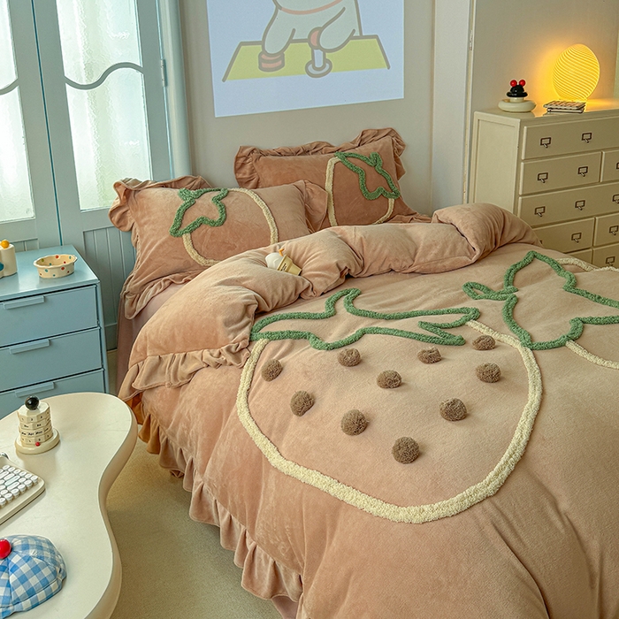 91家纺网 家纺一手货源 找家纺 缘生活 2025新款牛奶绒-簇绒绣草莓四件套 簇绒绣草莓-卡其