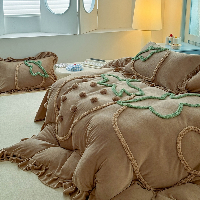 91家纺网 家纺一手货源 找家纺 缘生活 2025新款牛奶绒-簇绒绣草莓四件套 簇绒绣草莓-深咖