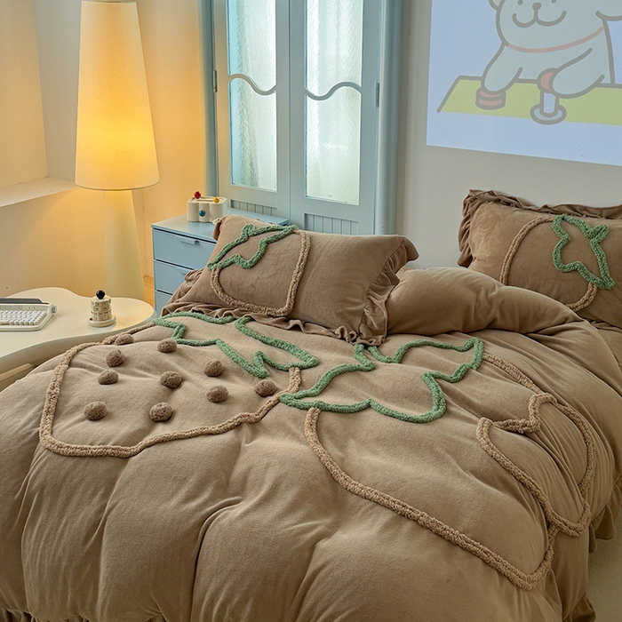 91家纺网 家纺一手货源 找家纺 缘生活 2025新款牛奶绒-簇绒绣草莓四件套 簇绒绣草莓-深咖