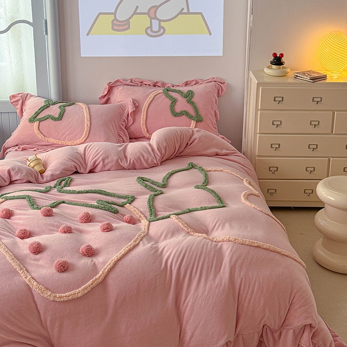91家纺网 家纺一手货源 找家纺 缘生活 2025新款牛奶绒-簇绒绣草莓四件套 簇绒绣草莓-粉色