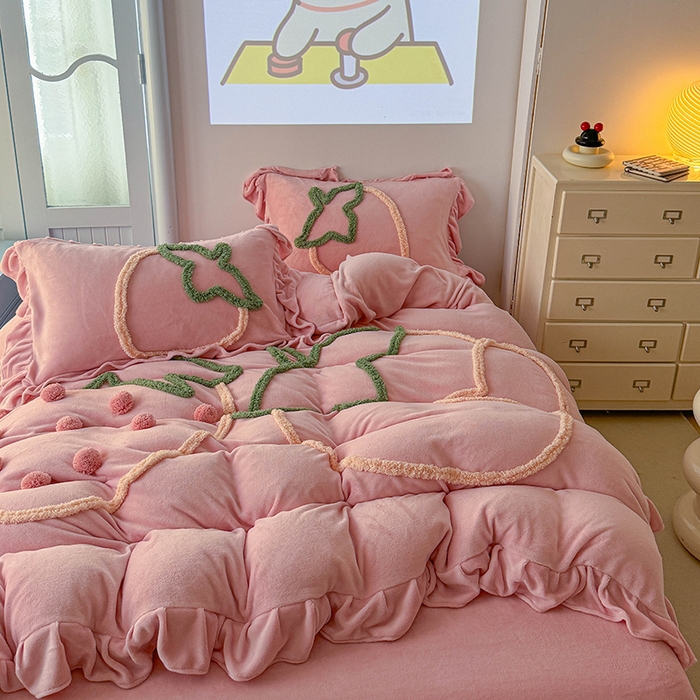 91家纺网 家纺一手货源 找家纺 缘生活 2025新款牛奶绒-簇绒绣草莓四件套 簇绒绣草莓-粉色