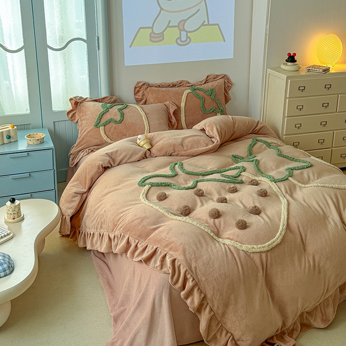 91家纺网 家纺一手货源 找家纺 缘生活 2025新款牛奶绒-簇绒绣草莓四件套 簇绒绣草莓-卡其