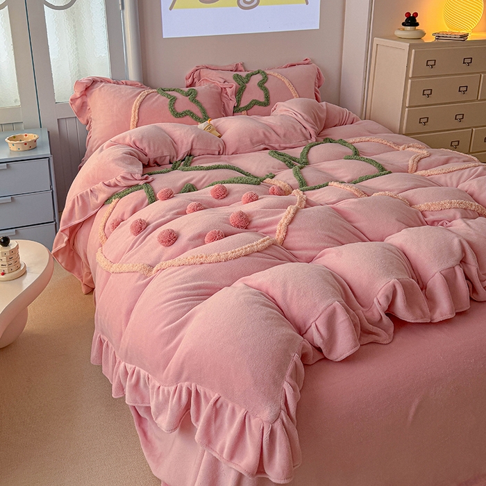 91家纺网 家纺一手货源 找家纺 缘生活 2025新款牛奶绒-簇绒绣草莓四件套 簇绒绣草莓-粉色