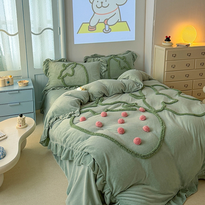 91家纺网 家纺一手货源 找家纺 缘生活 2025新款牛奶绒-簇绒绣草莓四件套 簇绒绣草莓-抹茶绿