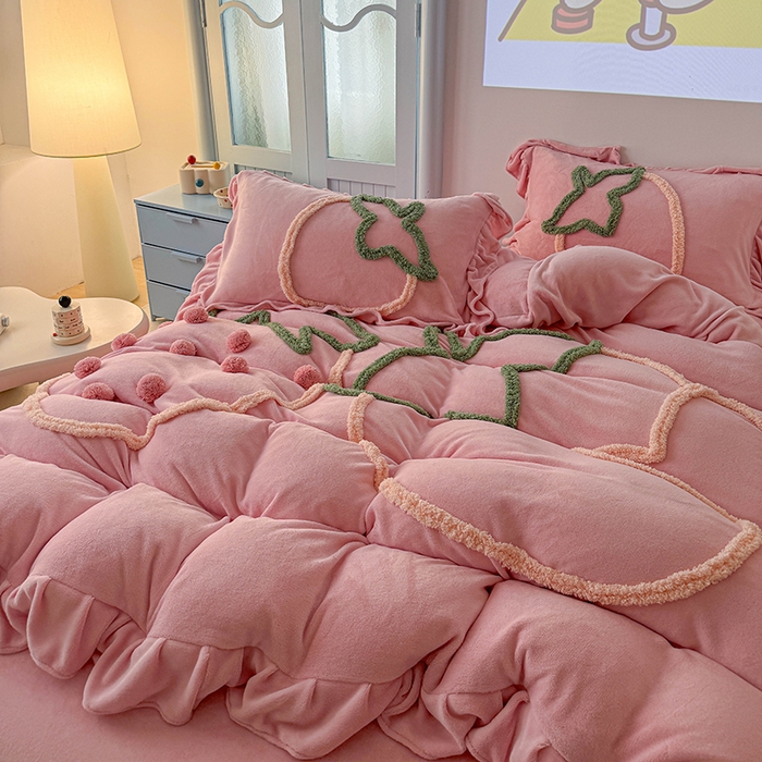 91家纺网 家纺一手货源 找家纺 缘生活 2025新款牛奶绒-簇绒绣草莓四件套 簇绒绣草莓-粉色