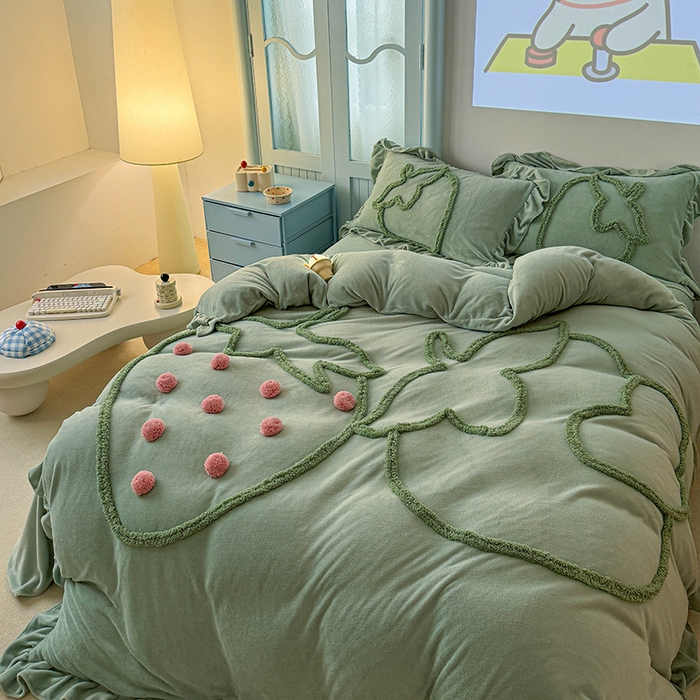 91家纺网 家纺一手货源 找家纺 缘生活 2025新款牛奶绒-簇绒绣草莓四件套 簇绒绣草莓-抹茶绿