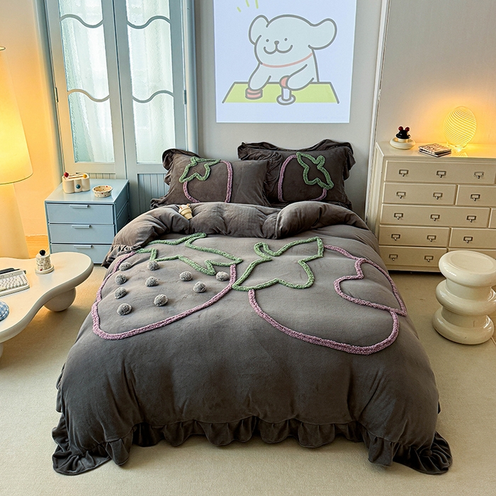 91家纺网 家纺一手货源 找家纺 缘生活 2025新款牛奶绒-簇绒绣草莓四件套 簇绒绣草莓-灰色