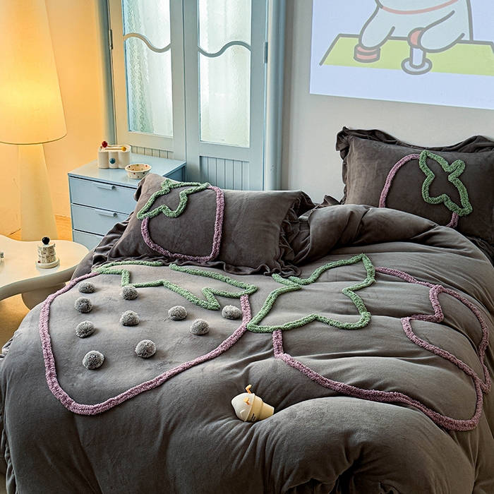 91家纺网 家纺一手货源 找家纺 缘生活 2025新款牛奶绒-簇绒绣草莓四件套 簇绒绣草莓-灰色