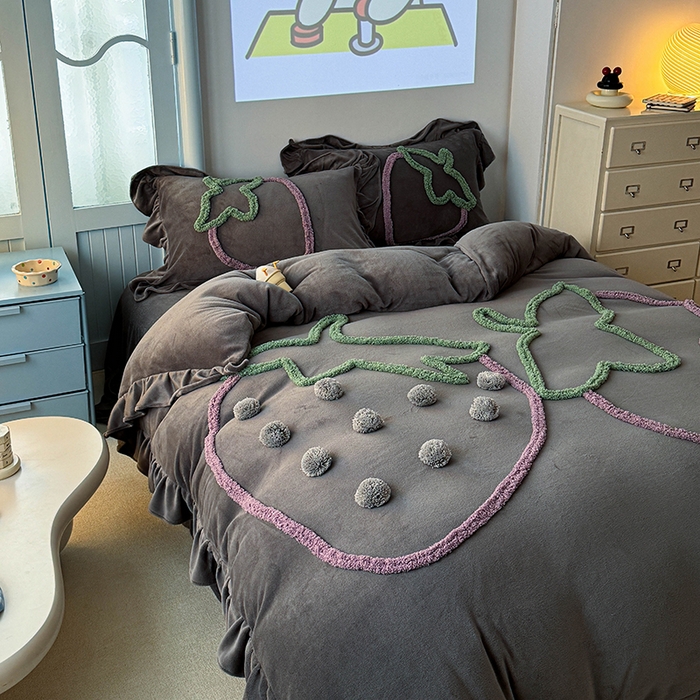 91家纺网 家纺一手货源 找家纺 缘生活 2025新款牛奶绒-簇绒绣草莓四件套 簇绒绣草莓-灰色