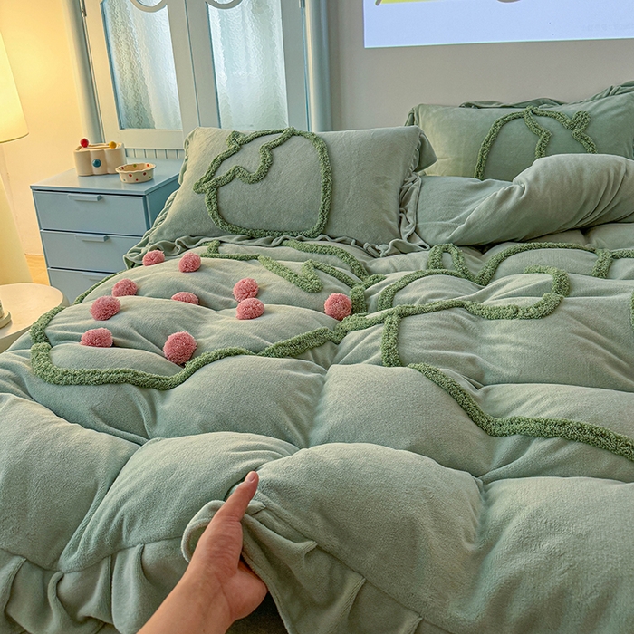 91家纺网 家纺一手货源 找家纺 缘生活 2025新款牛奶绒-簇绒绣草莓四件套 簇绒绣草莓-抹茶绿