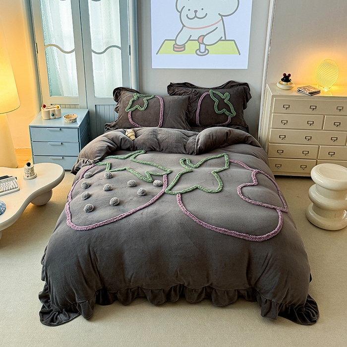 91家纺网 家纺一手货源 找家纺 缘生活 2025新款牛奶绒-簇绒绣草莓四件套 簇绒绣草莓-灰色