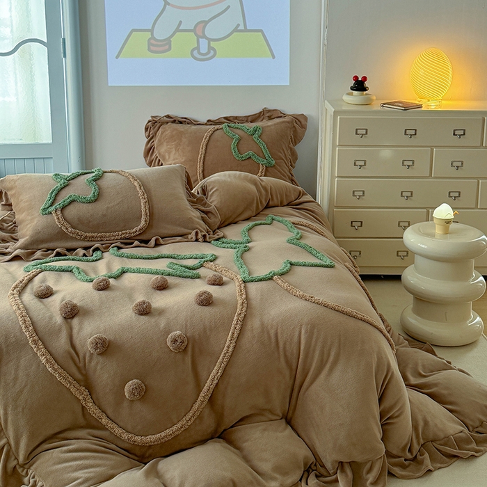 91家纺网 家纺一手货源 找家纺 缘生活 2025新款牛奶绒-簇绒绣草莓四件套 簇绒绣草莓-深咖