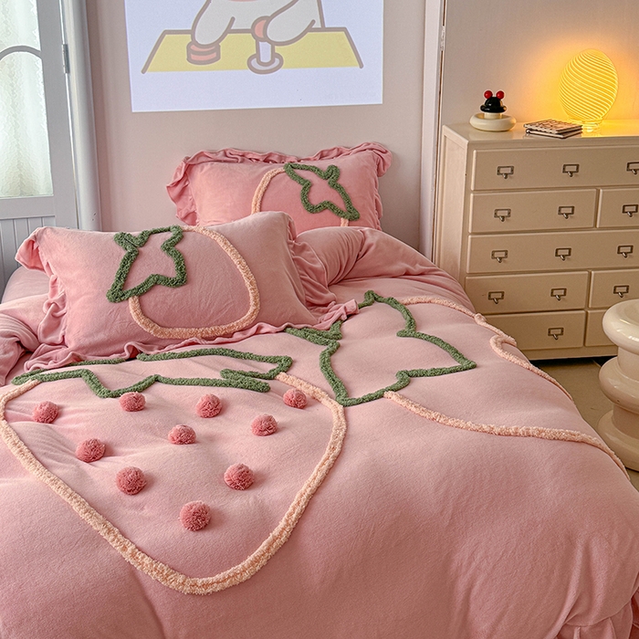 91家纺网 家纺一手货源 找家纺 缘生活 2025新款牛奶绒-簇绒绣草莓四件套 簇绒绣草莓-粉色