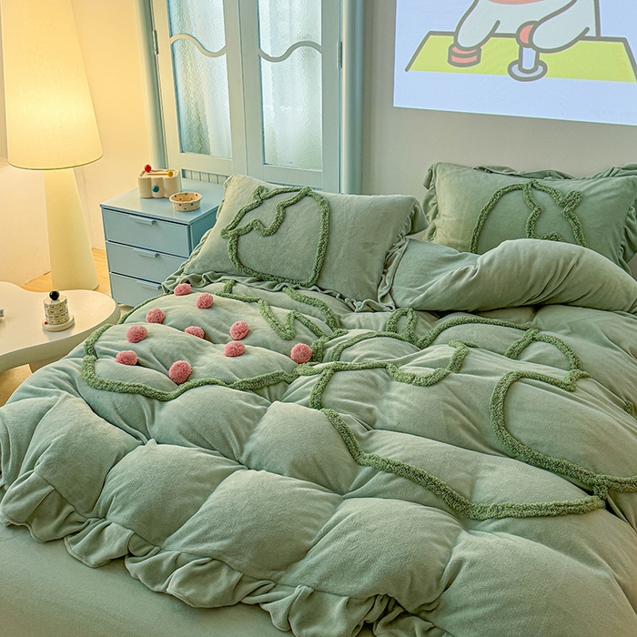 91家纺网 家纺一手货源 找家纺 缘生活 2025新款牛奶绒-簇绒绣草莓四件套 簇绒绣草莓-抹茶绿