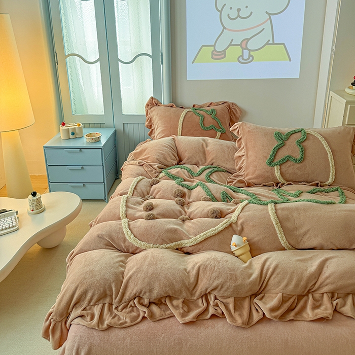 91家纺网 家纺一手货源 找家纺 缘生活 2025新款牛奶绒-簇绒绣草莓四件套 簇绒绣草莓-卡其