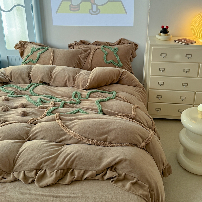 91家纺网 家纺一手货源 找家纺 缘生活 2025新款牛奶绒-簇绒绣草莓四件套 簇绒绣草莓-深咖