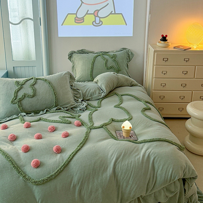 91家纺网 家纺一手货源 找家纺 缘生活 2025新款牛奶绒-簇绒绣草莓四件套 簇绒绣草莓-抹茶绿