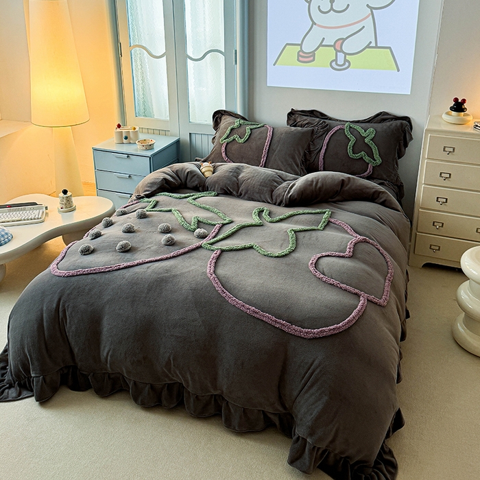 91家纺网 家纺一手货源 找家纺 缘生活 2025新款牛奶绒-簇绒绣草莓四件套 簇绒绣草莓-灰色