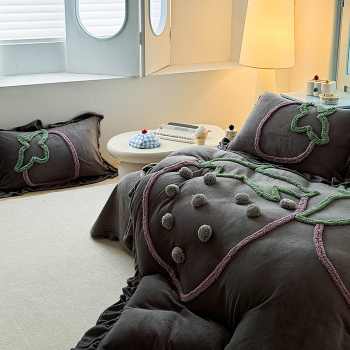 91家纺网 家纺一手货源 找家纺 缘生活 2025新款牛奶绒-簇绒绣草莓四件套 簇绒绣草莓-灰色