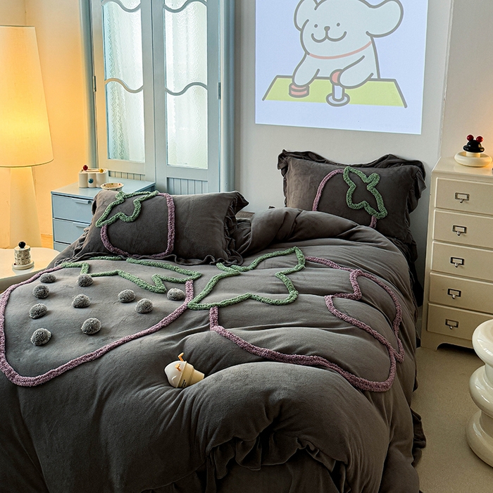91家纺网 家纺一手货源 找家纺 缘生活 2025新款牛奶绒-簇绒绣草莓四件套 簇绒绣草莓-灰色