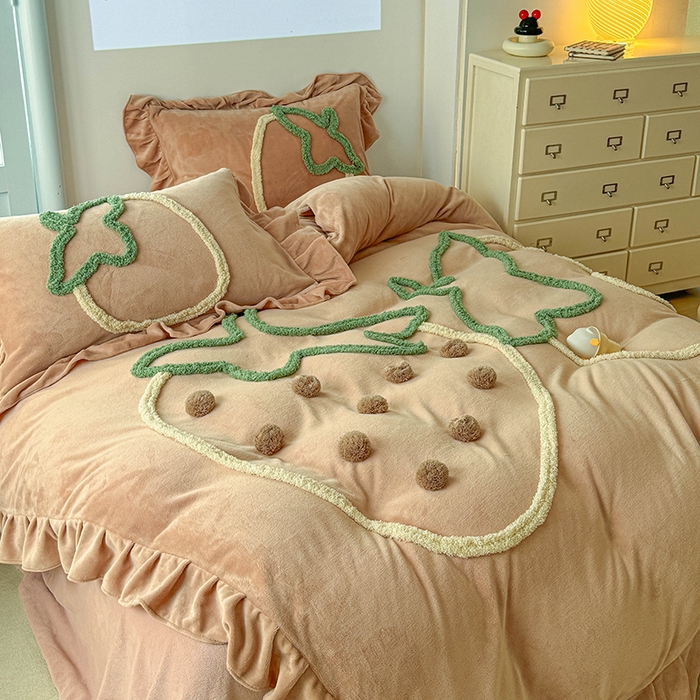 91家纺网 家纺一手货源 找家纺 缘生活 2025新款牛奶绒-簇绒绣草莓四件套 簇绒绣草莓-卡其