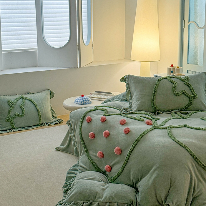 91家纺网 家纺一手货源 找家纺 缘生活 2025新款牛奶绒-簇绒绣草莓四件套 簇绒绣草莓-抹茶绿
