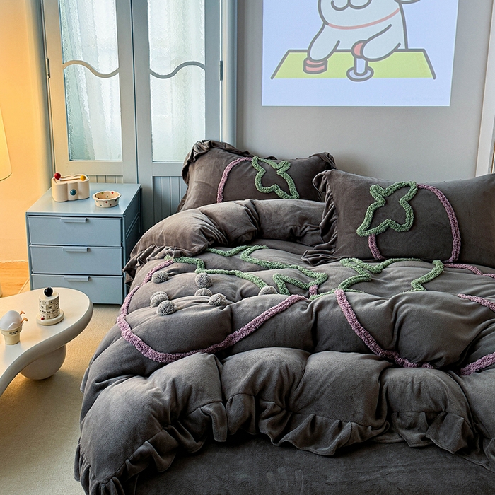 91家纺网 家纺一手货源 找家纺 缘生活 2025新款牛奶绒-簇绒绣草莓四件套 簇绒绣草莓-灰色