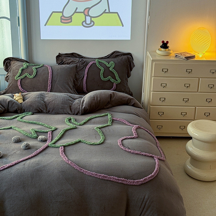 91家纺网 家纺一手货源 找家纺 缘生活 2025新款牛奶绒-簇绒绣草莓四件套 簇绒绣草莓-灰色