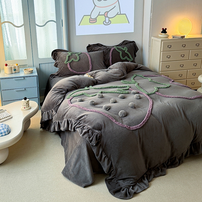 91家纺网 家纺一手货源 找家纺 缘生活 2025新款牛奶绒-簇绒绣草莓四件套 簇绒绣草莓-灰色