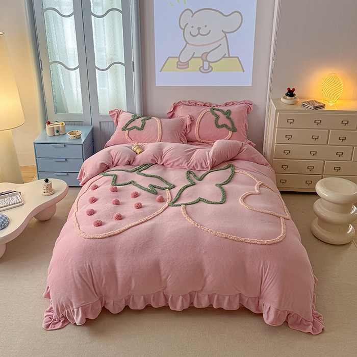 91家纺网 家纺一手货源 找家纺 缘生活 2025新款牛奶绒-簇绒绣草莓四件套 簇绒绣草莓-粉色