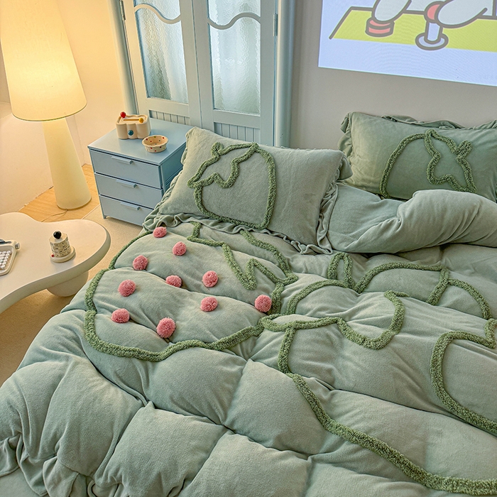 91家纺网 家纺一手货源 找家纺 缘生活 2025新款牛奶绒-簇绒绣草莓四件套 簇绒绣草莓-抹茶绿