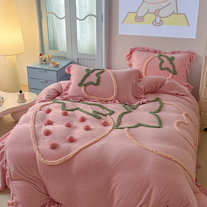 91家纺网 家纺一手货源 找家纺 缘生活 2025新款牛奶绒-簇绒绣草莓四件套 簇绒绣草莓-粉色