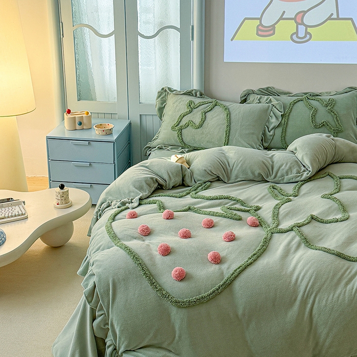 91家纺网 家纺一手货源 找家纺 缘生活 2025新款牛奶绒-簇绒绣草莓四件套 簇绒绣草莓-抹茶绿