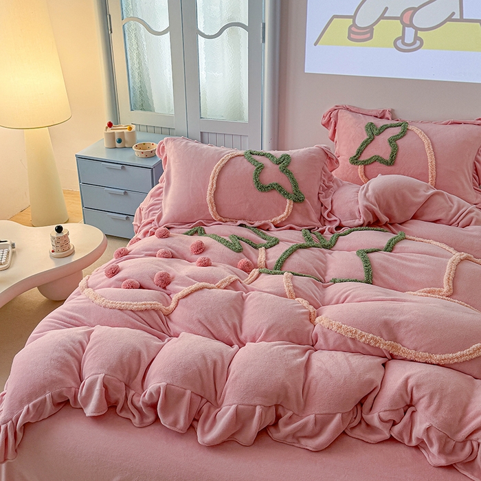 91家纺网 家纺一手货源 找家纺 缘生活 2025新款牛奶绒-簇绒绣草莓四件套 簇绒绣草莓-粉色