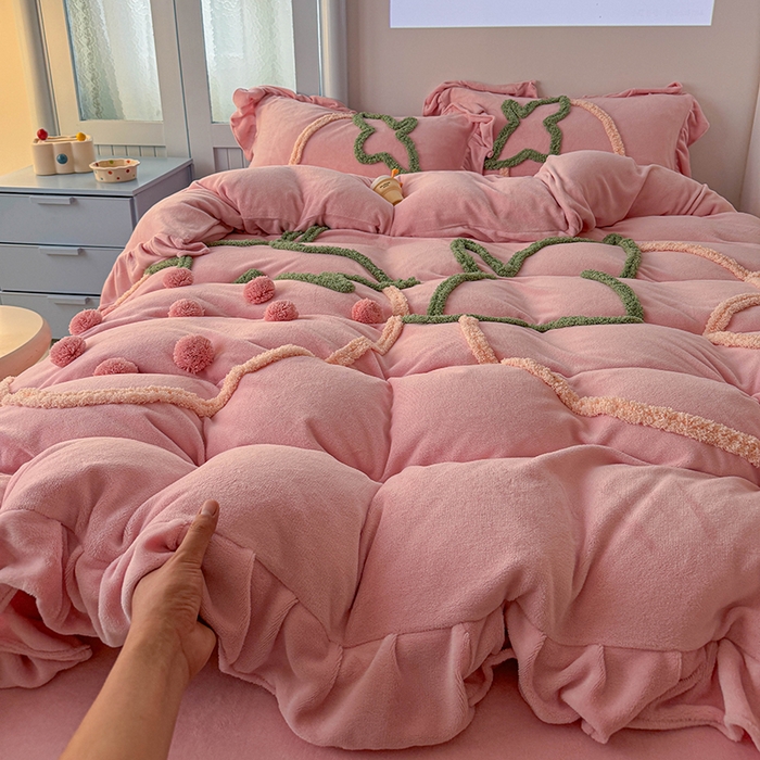 91家纺网 家纺一手货源 找家纺 缘生活 2025新款牛奶绒-簇绒绣草莓四件套 簇绒绣草莓-粉色