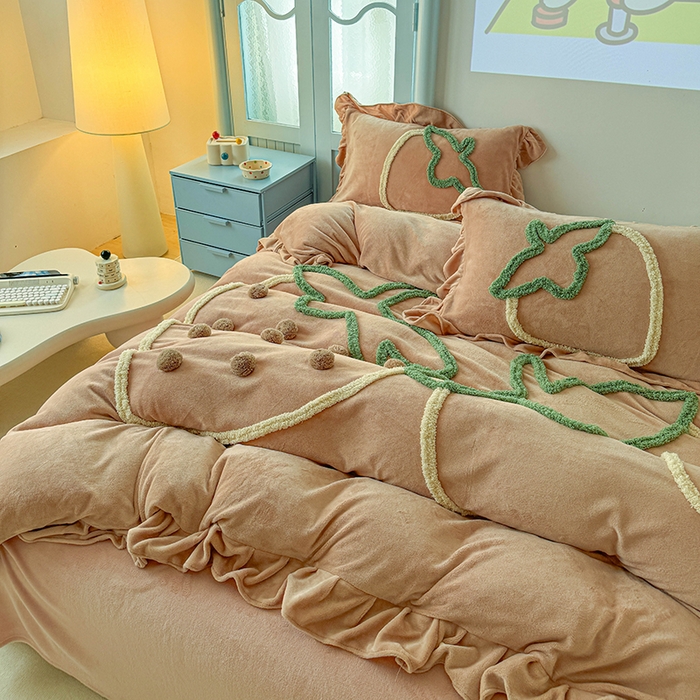 91家纺网 家纺一手货源 找家纺 缘生活 2025新款牛奶绒-簇绒绣草莓四件套 簇绒绣草莓-卡其