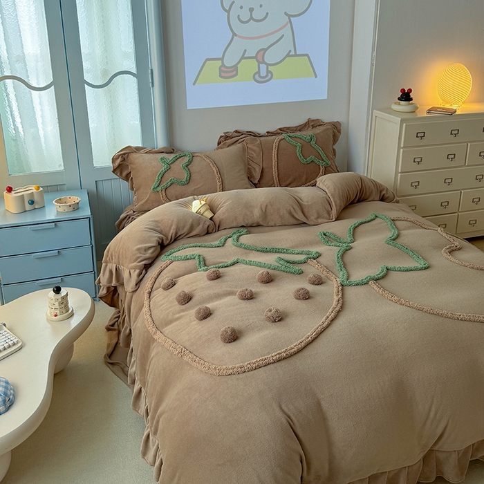 91家纺网 家纺一手货源 找家纺 缘生活 2025新款牛奶绒-簇绒绣草莓四件套 簇绒绣草莓-深咖