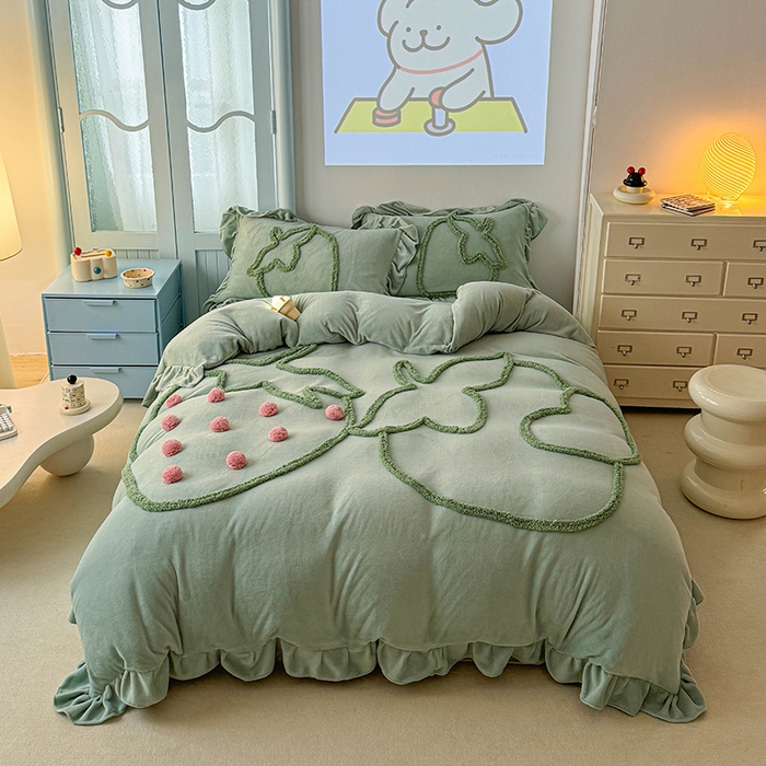91家纺网 家纺一手货源 找家纺 缘生活 2025新款牛奶绒-簇绒绣草莓四件套 簇绒绣草莓-抹茶绿