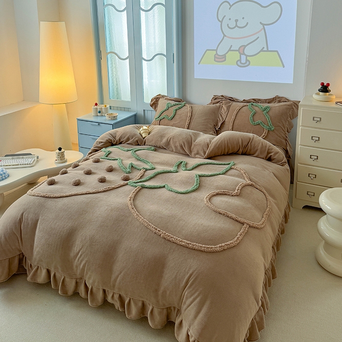 91家纺网 家纺一手货源 找家纺 缘生活 2025新款牛奶绒-簇绒绣草莓四件套 簇绒绣草莓-深咖