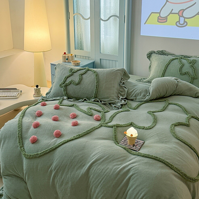 91家纺网 家纺一手货源 找家纺 缘生活 2025新款牛奶绒-簇绒绣草莓四件套 簇绒绣草莓-抹茶绿