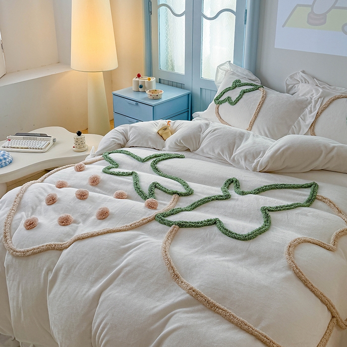 91家纺网 家纺一手货源 找家纺 缘生活 2025新款牛奶绒-簇绒绣草莓四件套 簇绒绣草莓-本白